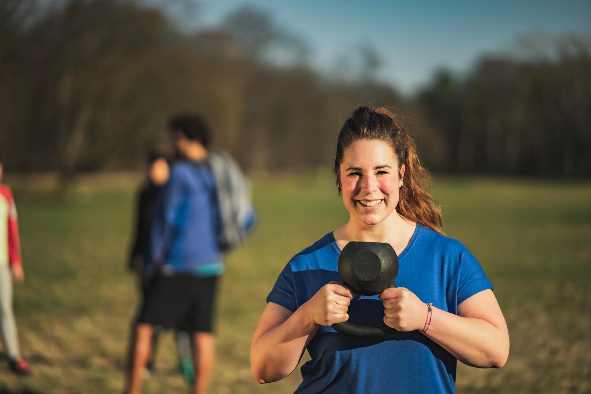 Teilnehmer haben Spaß beim Outdoor Training