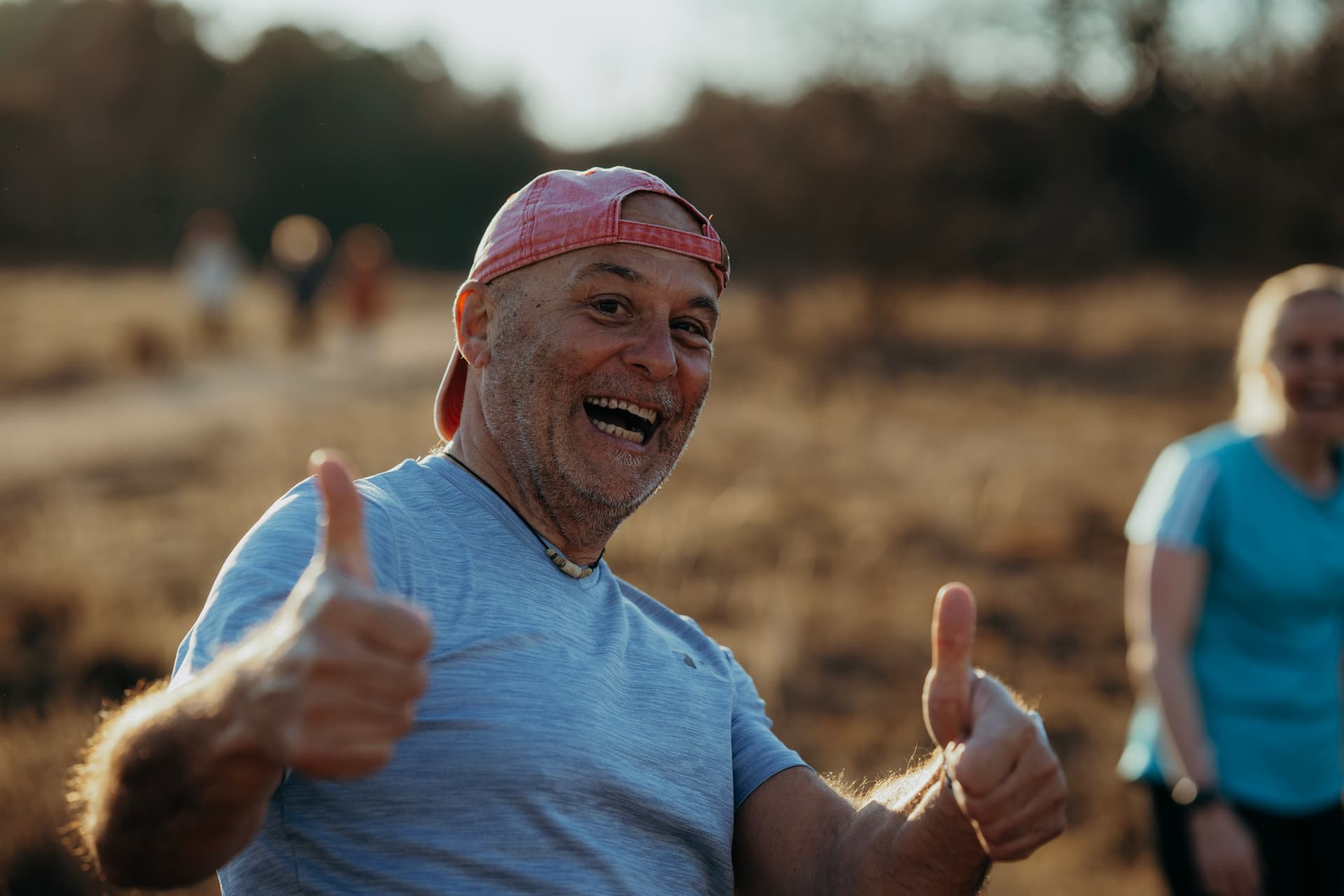 Mann hat Spaß beim Outdoor Fitness.