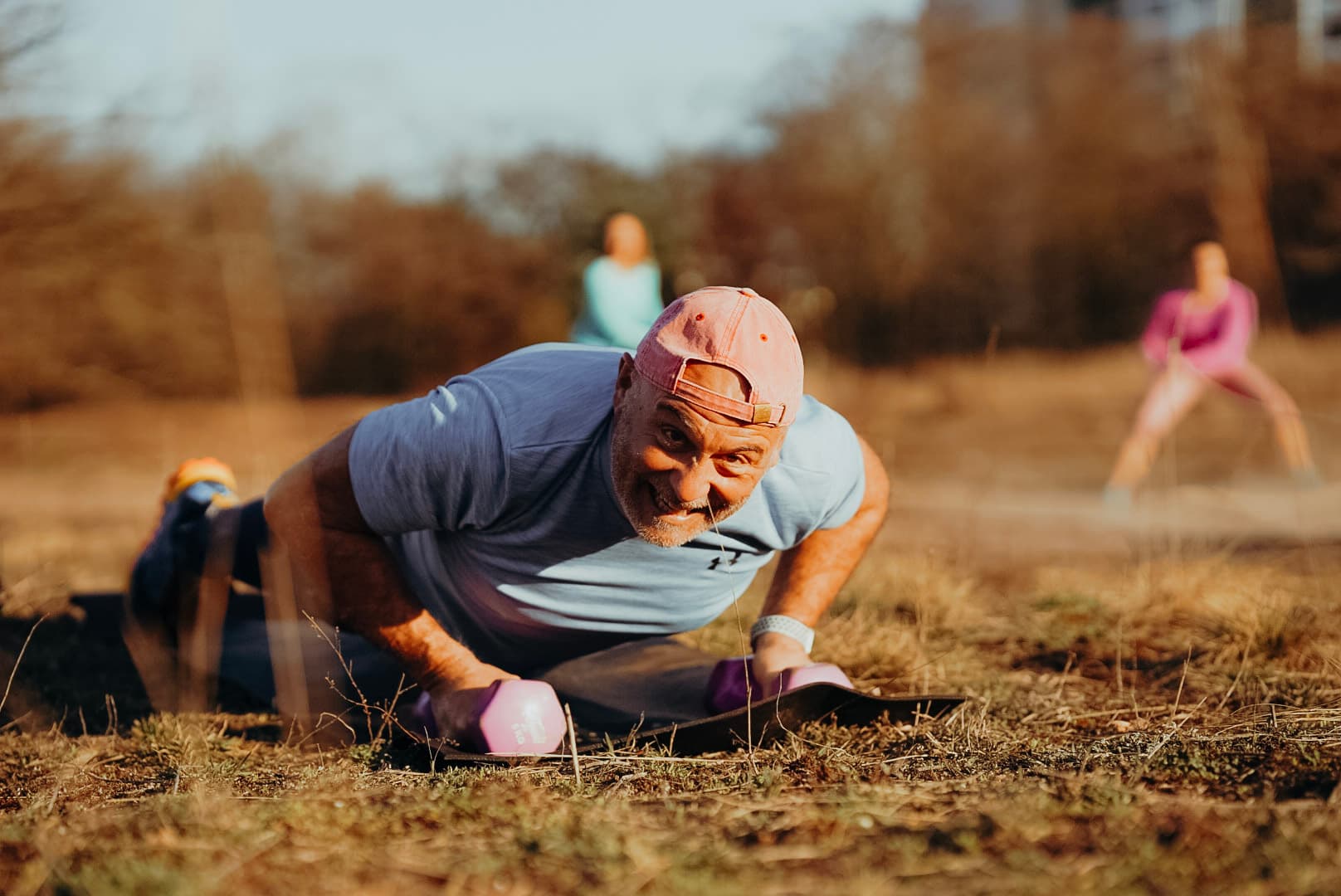 Mann hat Spaß beim Outdoor Fitness.