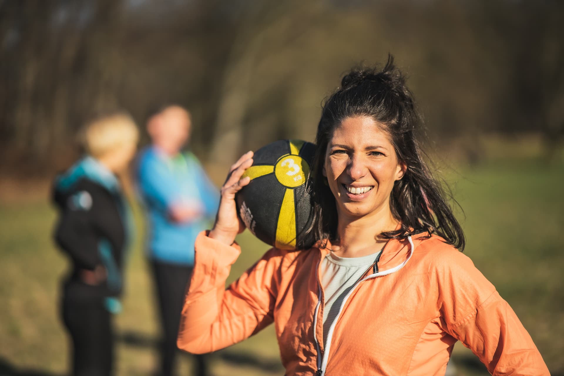 Teilnehmer haben Spaß beim Outdoor Training