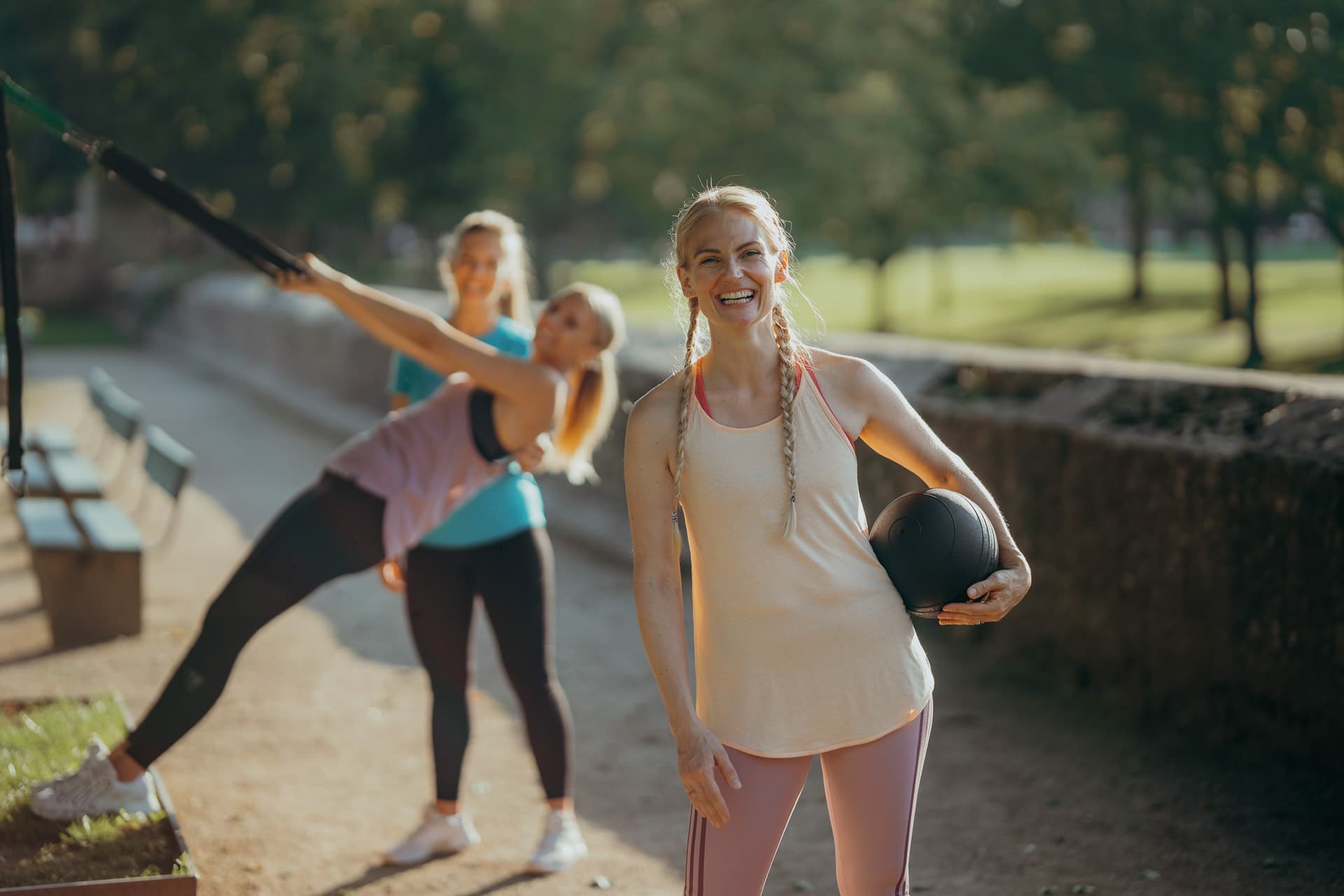 Strahlende Teilnehmende beim Outdoor Fitness Bootcamp in Bad Honnef