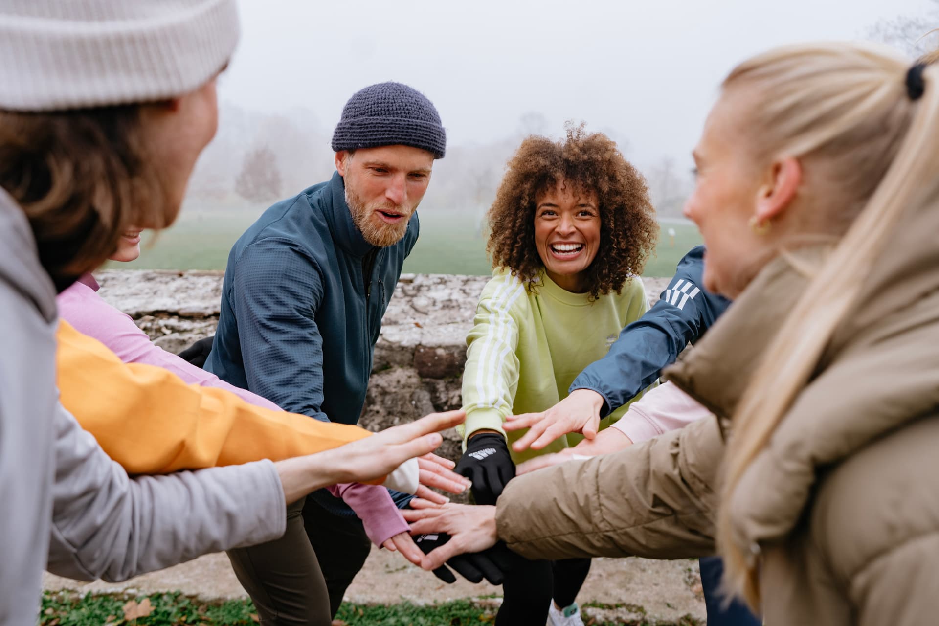 Strahlende Teilnehmende beim Outdoor Fitness Bootcamp in Augsburg