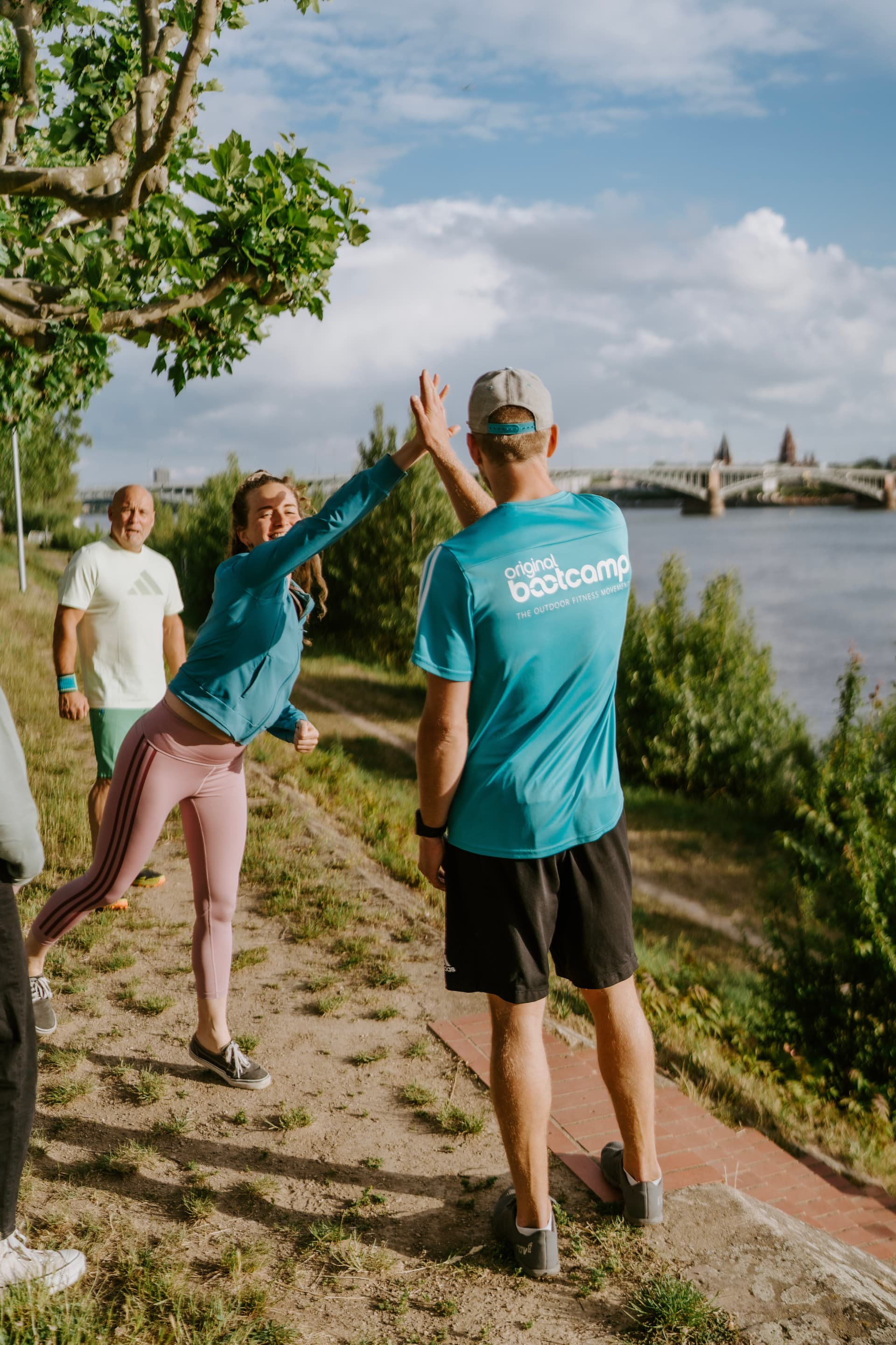 Trainer und Teilnehmerin geben sich ein High Five nach einem effektiven Workout