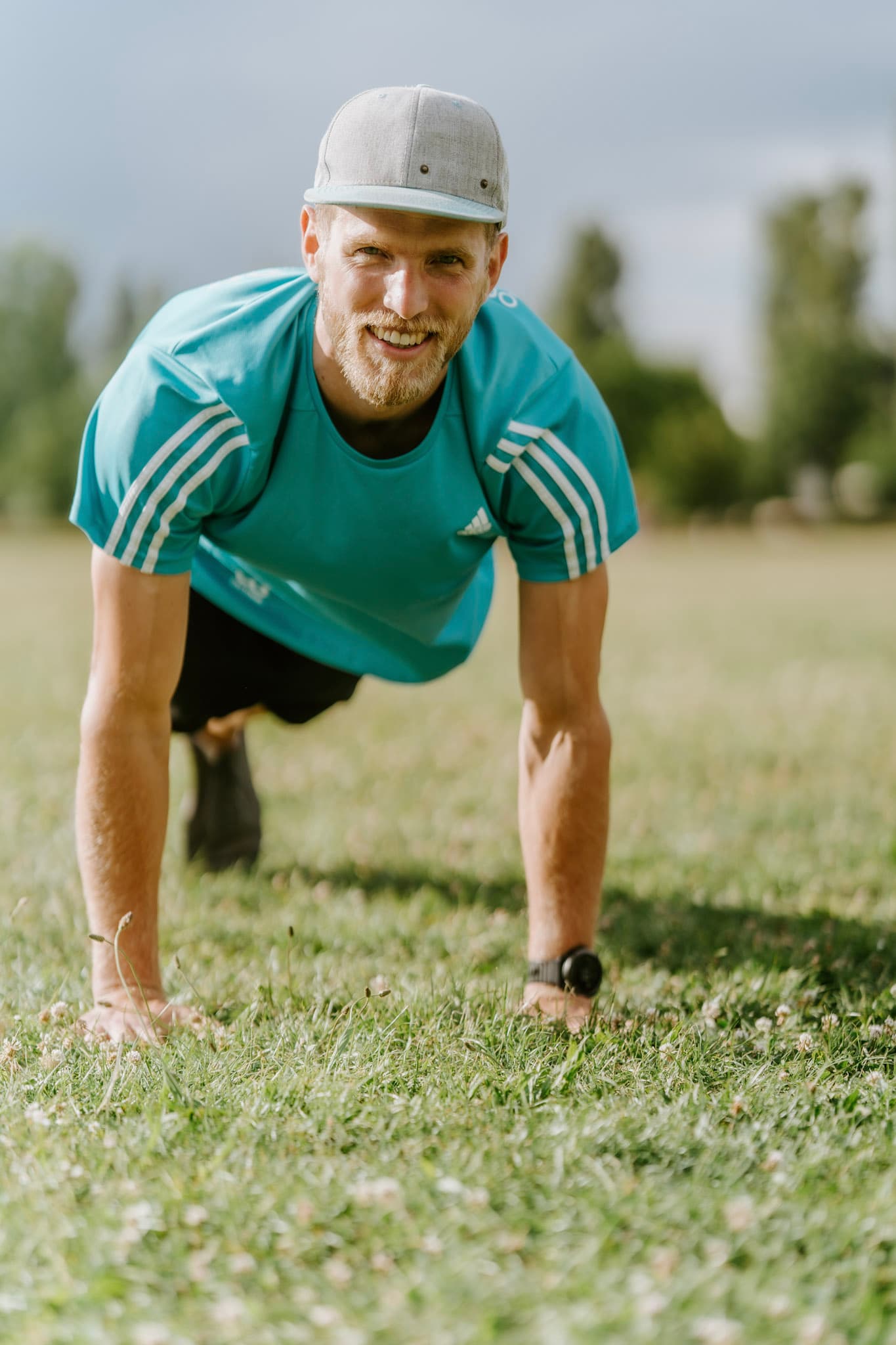 Personal Trainer lächelt in die Kamera